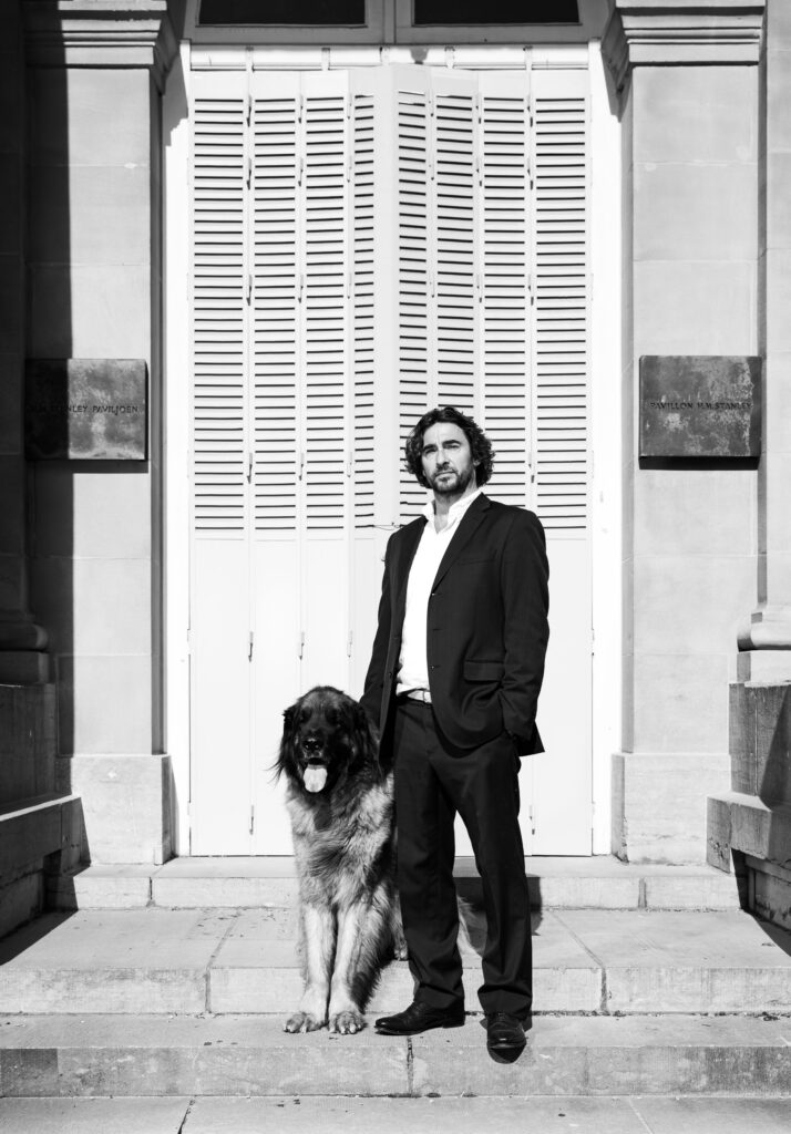 Hond kijkt achterom – fine art zwart-wit hondenfotografie door Greycard Tervuren