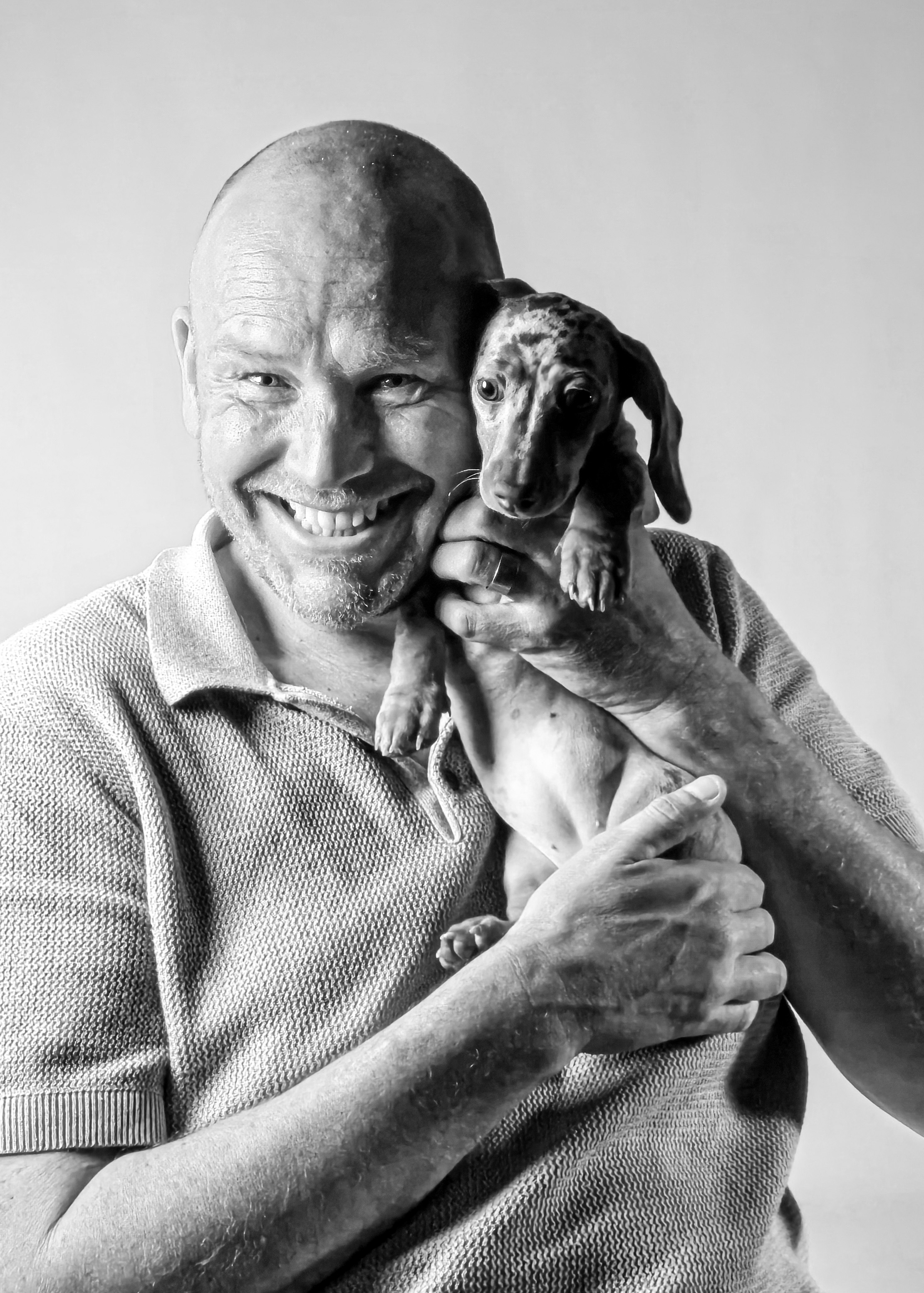 Behind the scenes - Bart Coenaers, fine art portrait photographer in Tervuren, with dog in his Greycard Photography studio