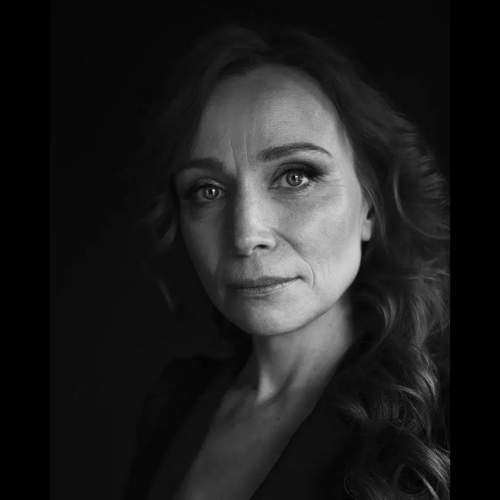 Zwart-wit portretfoto van een vrouw – fine art portretfotografie door Greycard Tervuren
