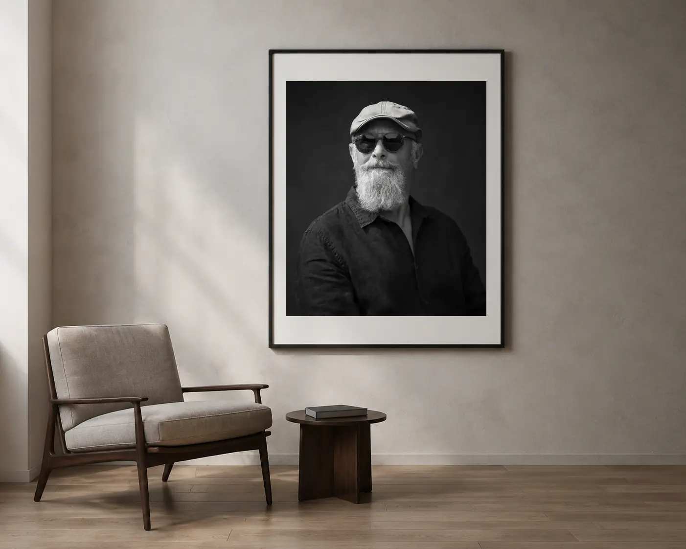 Portrait encadré d’Alain en noir et blanc dans un intérieur clair et sobre — Greycard