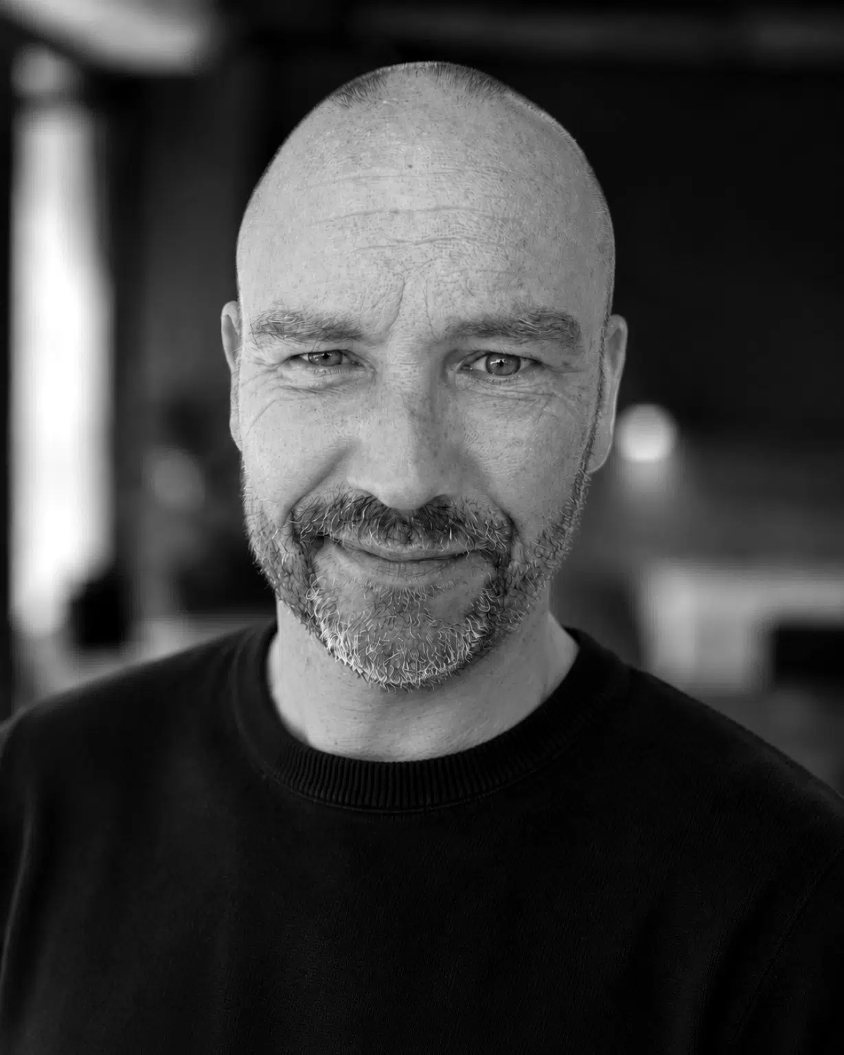 Portret van Bart Coenaers, fotograaf en oprichter van Greycard, in zwart-wit