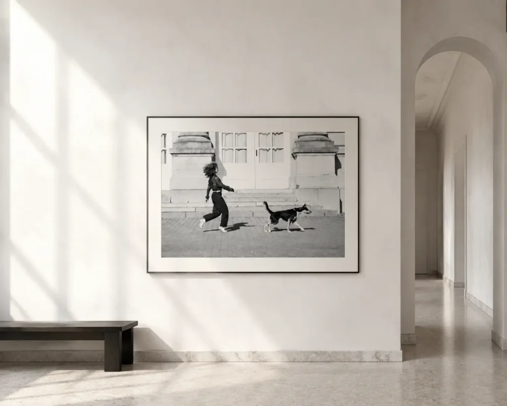 Ingelijst zwart-witportret van een vrouw met haar hond in een stijlvol interieur