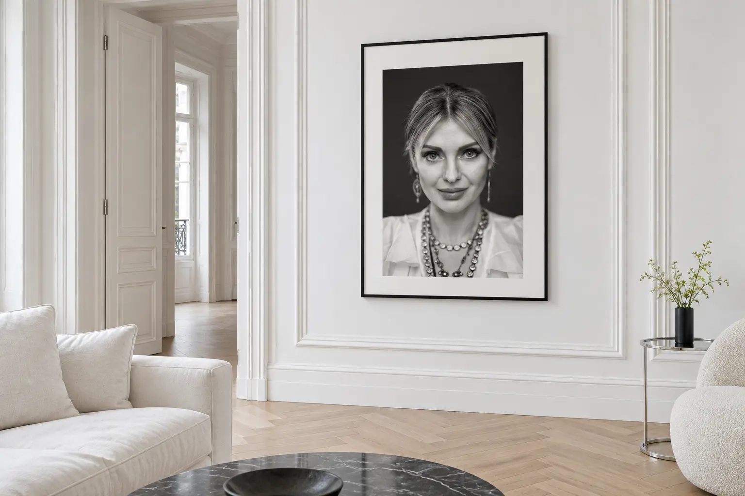 Ingelijst zwart-wit fine-art portret van Aline in een helder wit interieur – Greycard