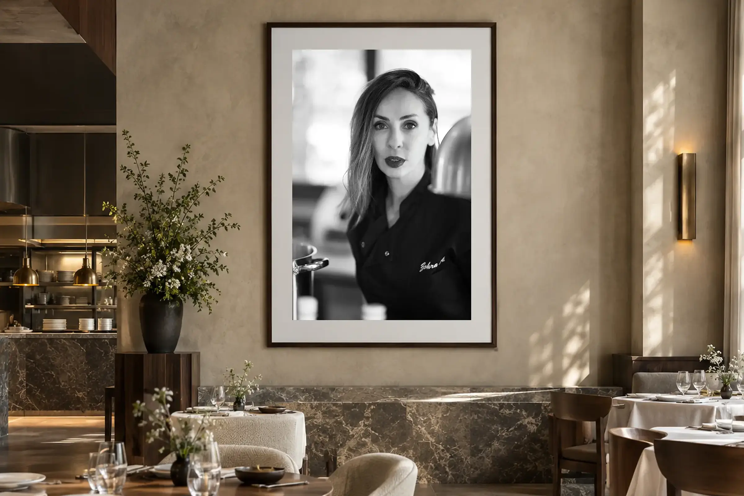 Grand portrait encadré de la cheffe Zohra dans un intérieur de restaurant raffiné