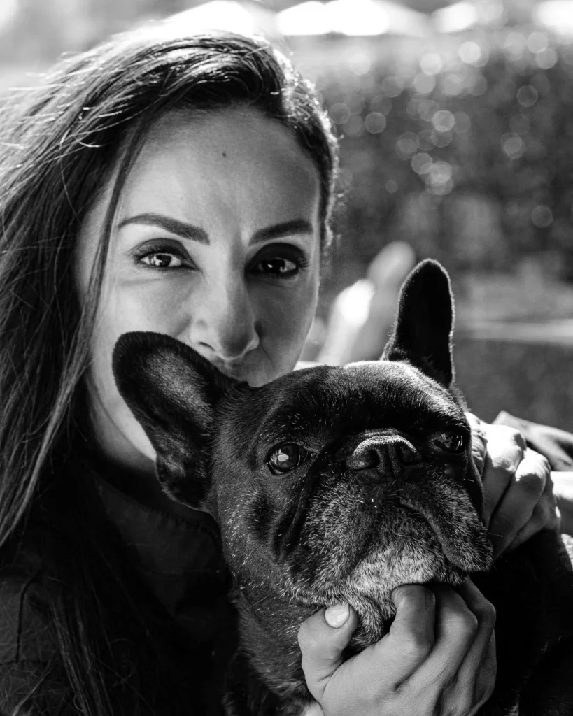 Zwart-witportret van Zohra met haar Franse bulldog